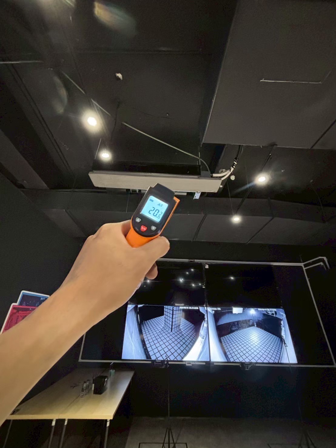 台中西區閃動格子吊隱式冷氣清洗