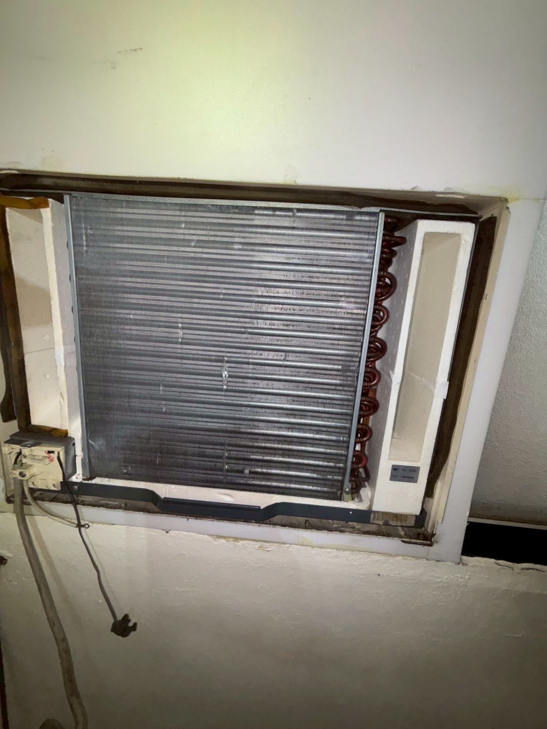台中西區窗型冷氣清洗一台
