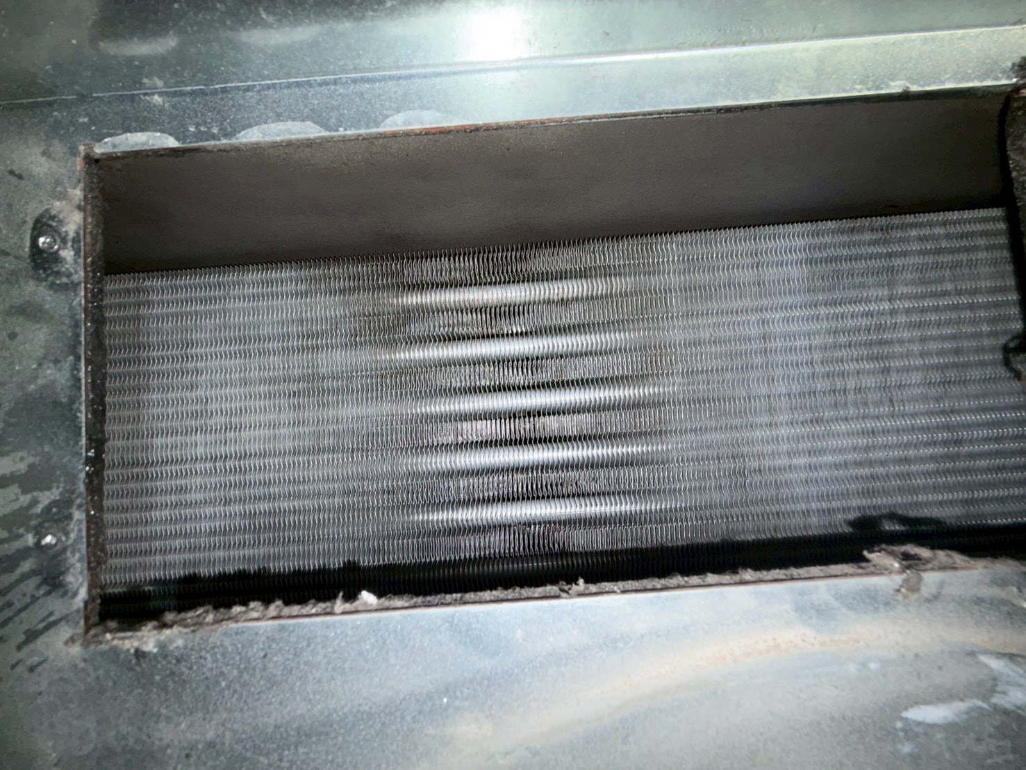 台中社區電影廳吊隱式冷氣清洗