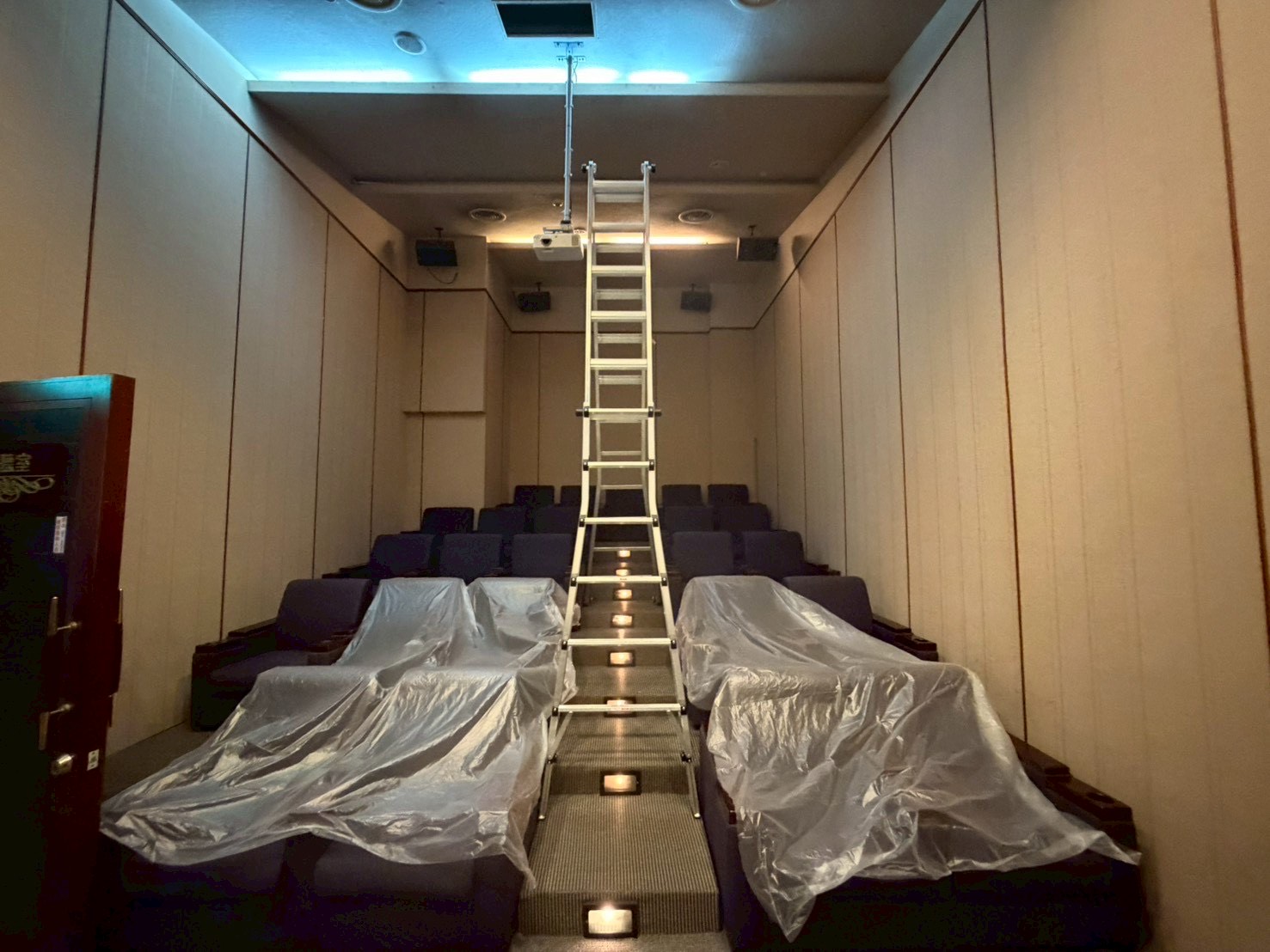 台中社區電影廳吊隱式冷氣清洗