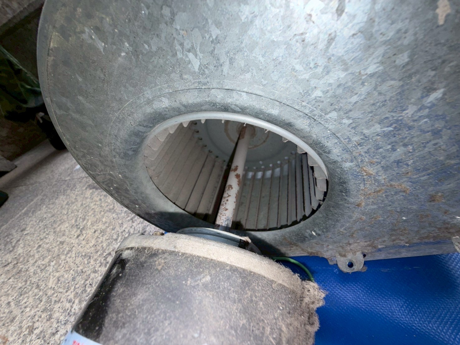 台中社區電影廳吊隱式冷氣清洗