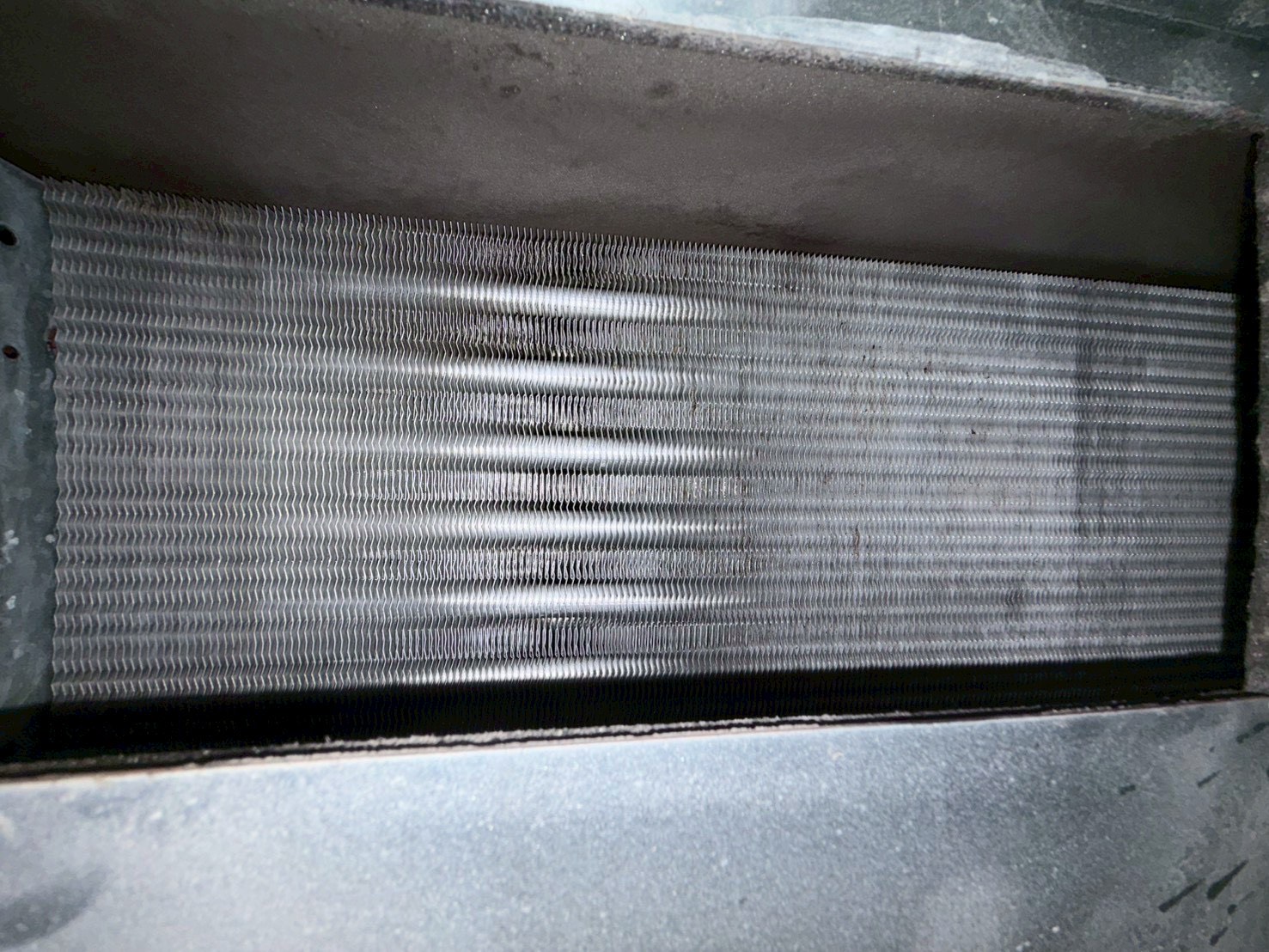 台中社區電影廳吊隱式冷氣清洗