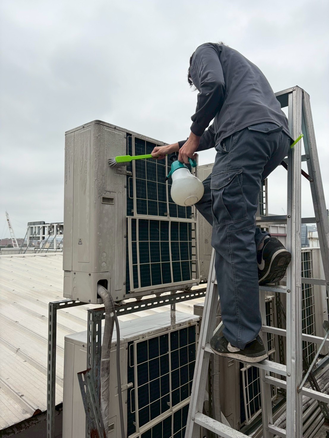 新竹森森燒肉吊隱式冷氣清洗