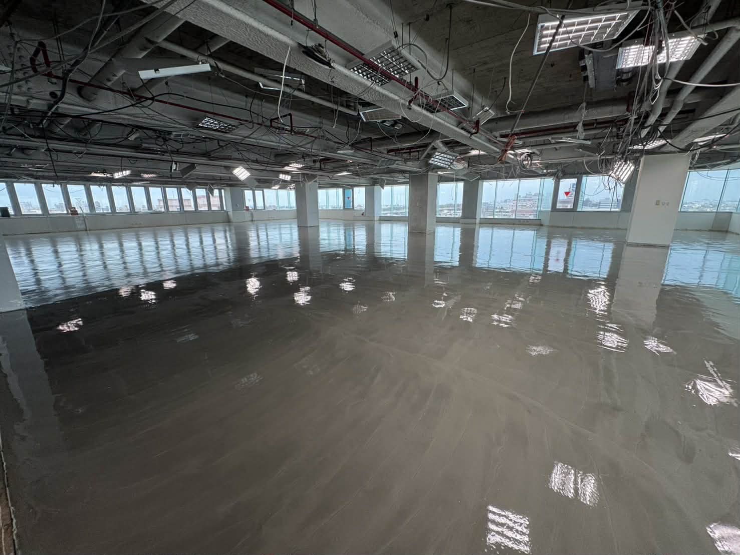 南山商辦大樓自平泥地坪工程