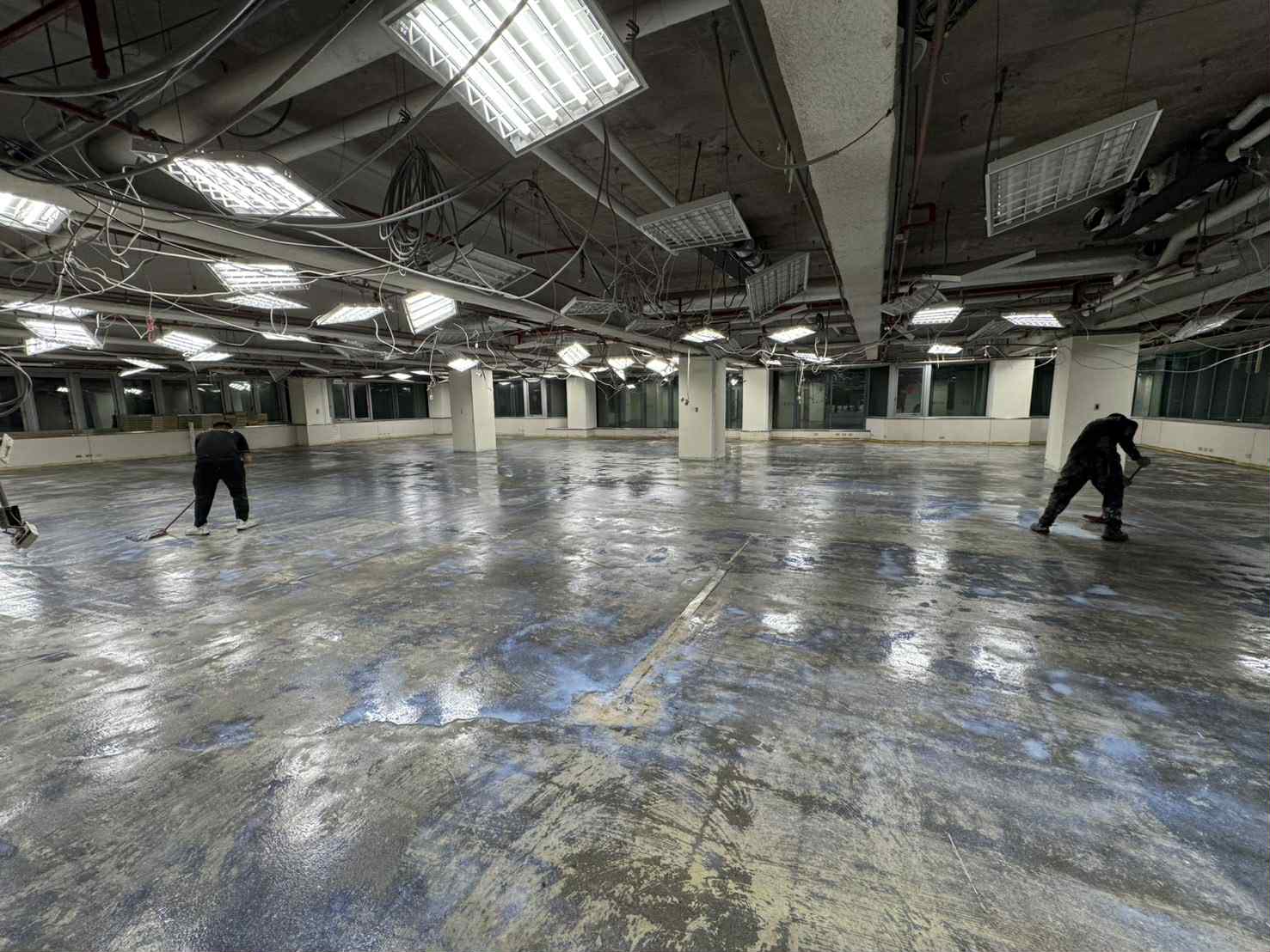 嘉義商辦大樓自平水泥地坪工程